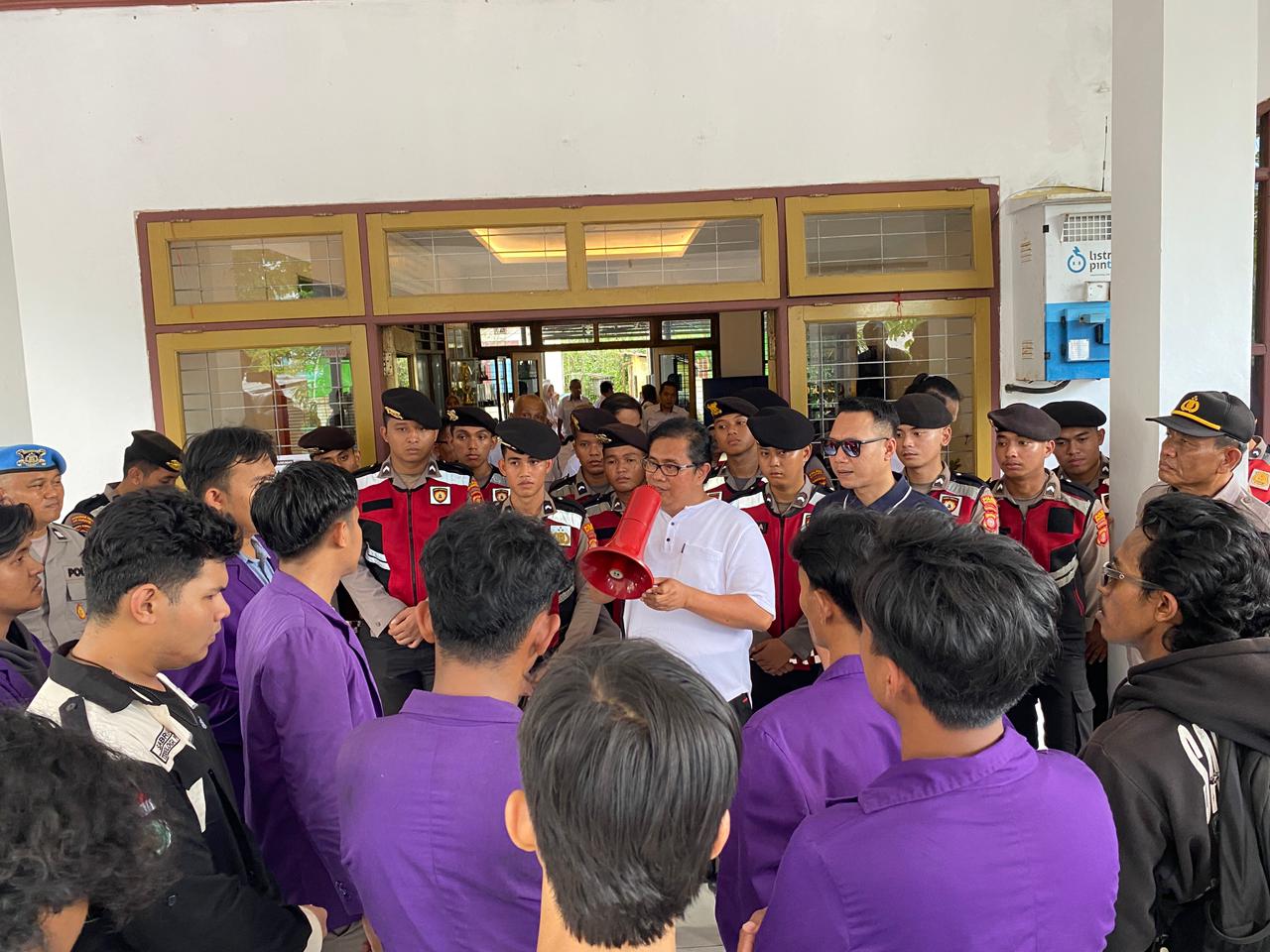 Mahasiswa Unikarta Melakukan Aksi Demonstrasi di Depan Kantor DLHK kukar. (Irvan/dutakaltimnews.com)