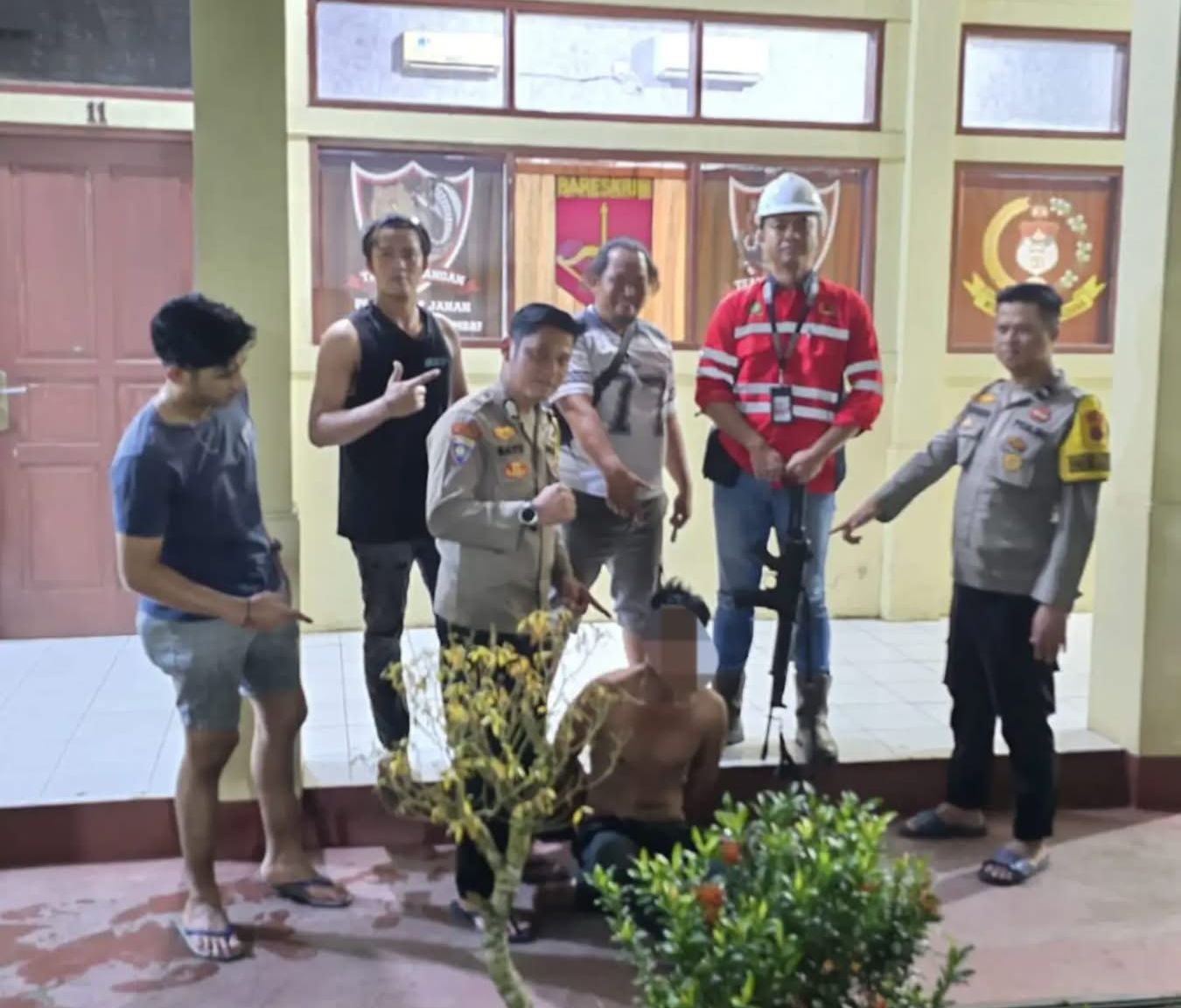 Pelaku Saat di Amankan Petugas Kepolisian. (Dok. Polsek Loa Janan).