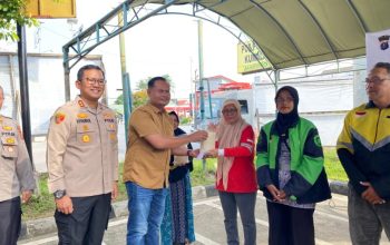 Pemberian Bantuan Sosial Polres Kukar Bersama PWI Kukar Dalam Rangka Hari Bayangkara Ke-80. (Irvan/dutakaltimnews.com)