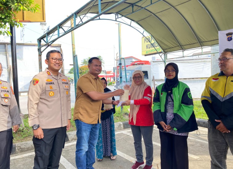 Pemberian Bantuan Sosial Polres Kukar Bersama PWI Kukar Dalam Rangka Hari Bayangkara Ke-80. (Irvan/dutakaltimnews.com)