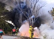Satu Rumah di Bukit Raya Ludes Terbakar, Damkar Kukar Kerahkan Lima Unit Pemadam
