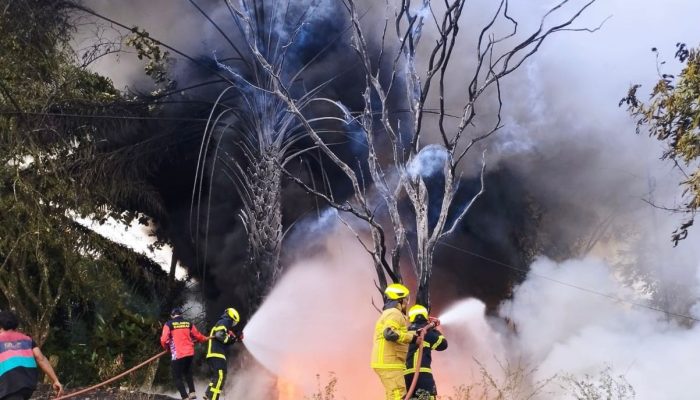Satu Rumah di Bukit Raya Ludes Terbakar, Damkar Kukar Kerahkan Lima Unit Pemadam