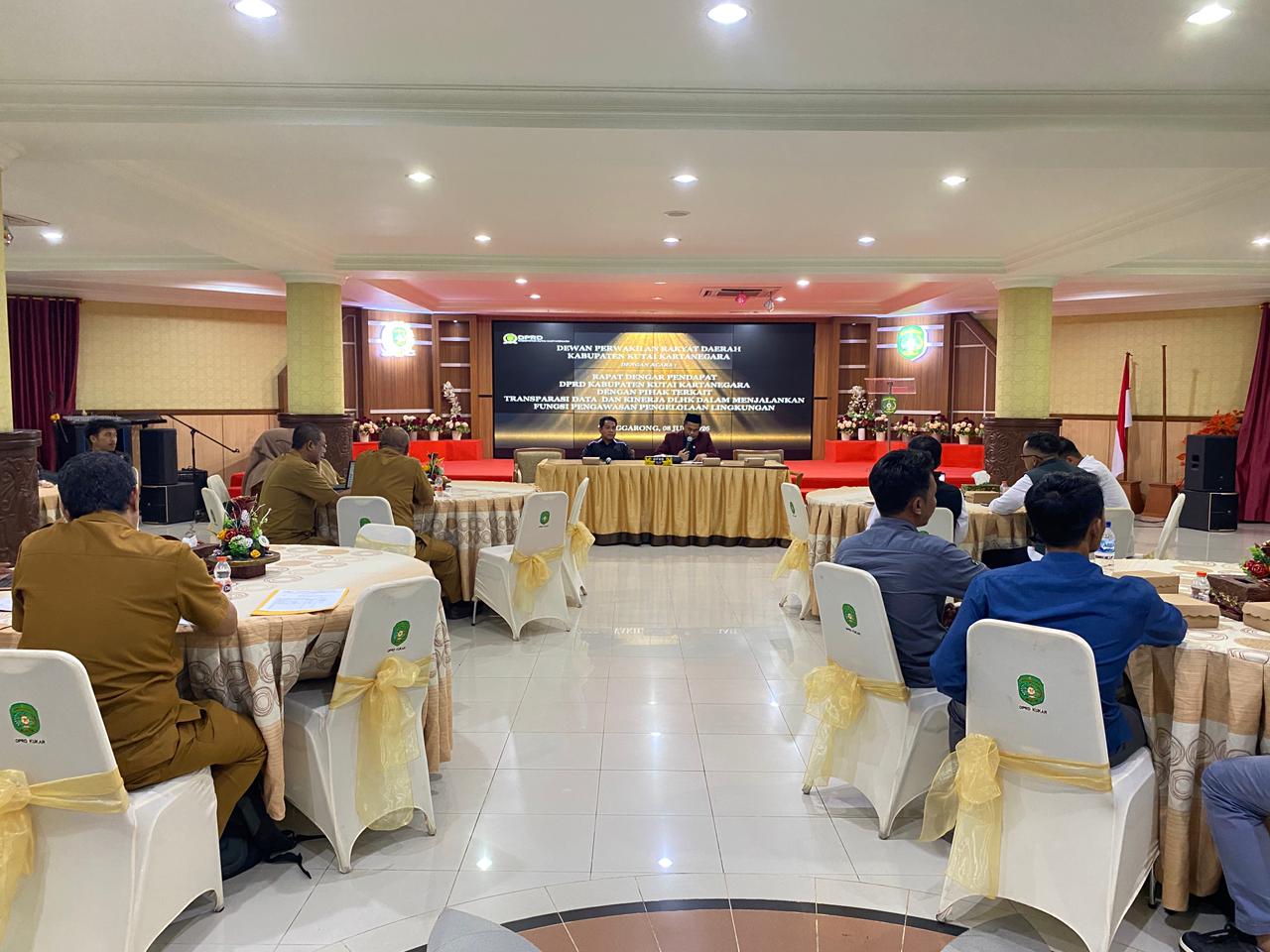 DPRD Kukar mengelar RDP bersama pihak dan BEM Unikarta terkait transparansi data dan kinerja Dinas Lingkungan Hidup dan Kehutanan (DLHK) dalam menjalankan fungsi pengawasan lingkungan terhadap perusahaan-perusahaan yang memperoleh rapor merah. (Irvan/dutakaltimnews.com)