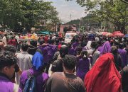 Suasana aksi demonstrasi mahasiswa bersama masyarakat Kalimantan Timur di depan Kantor DPRD Kalimantan Timur pada aksi sebelumnya. (Dok. Presiden Mahasiswa BEM Unikarta, Zulkarnain)