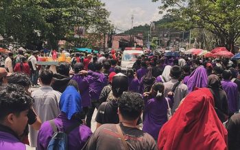 Suasana aksi demonstrasi mahasiswa bersama masyarakat Kalimantan Timur di depan Kantor DPRD Kalimantan Timur pada aksi sebelumnya. (Dok. Presiden Mahasiswa BEM Unikarta, Zulkarnain)