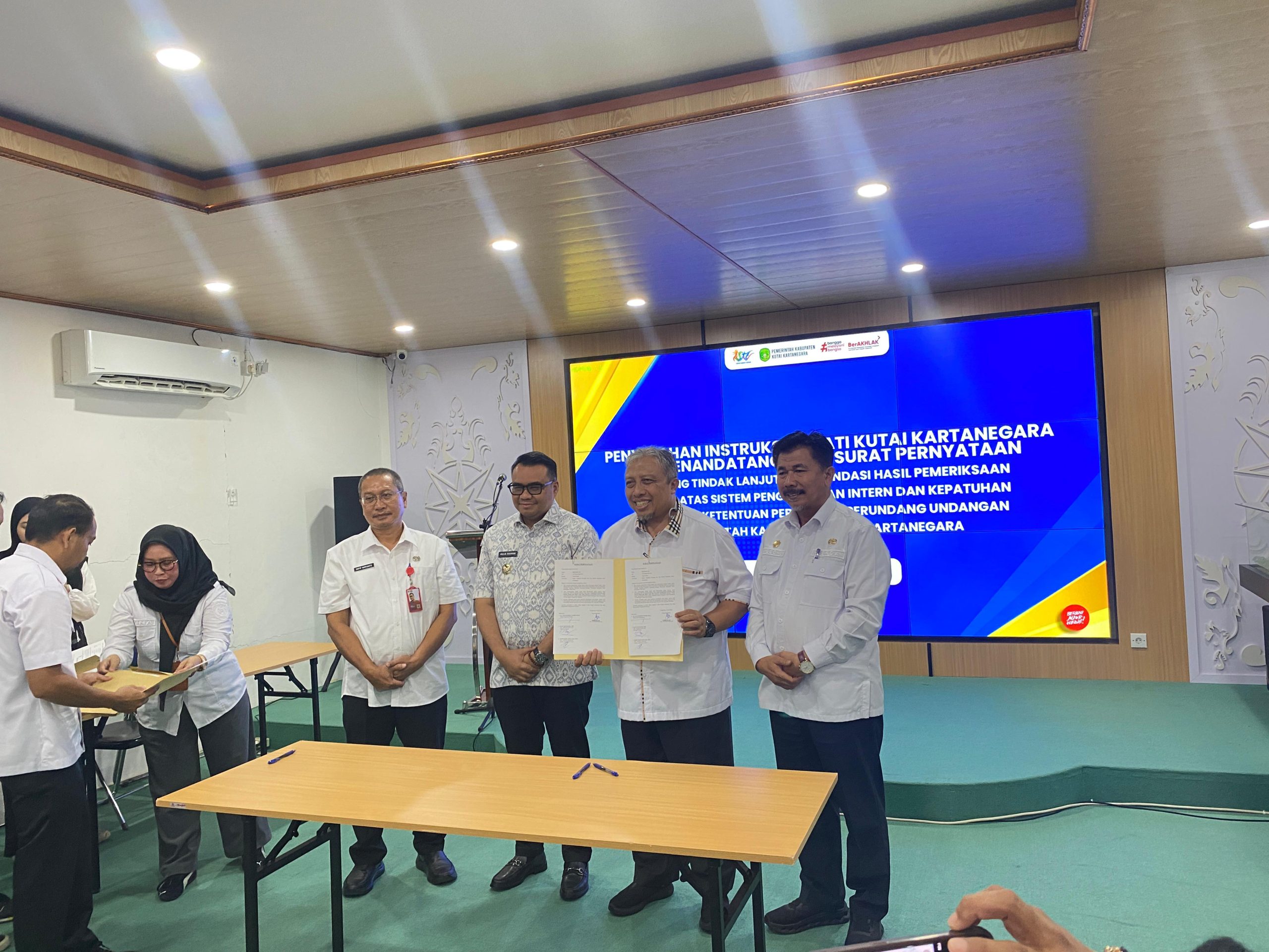 Penyerahan Instruksi Bupati Kutai Kartanegara terhadap LHP Pemkab Kukar tahun 2025. (Irvan/dutakaltimnews.com)