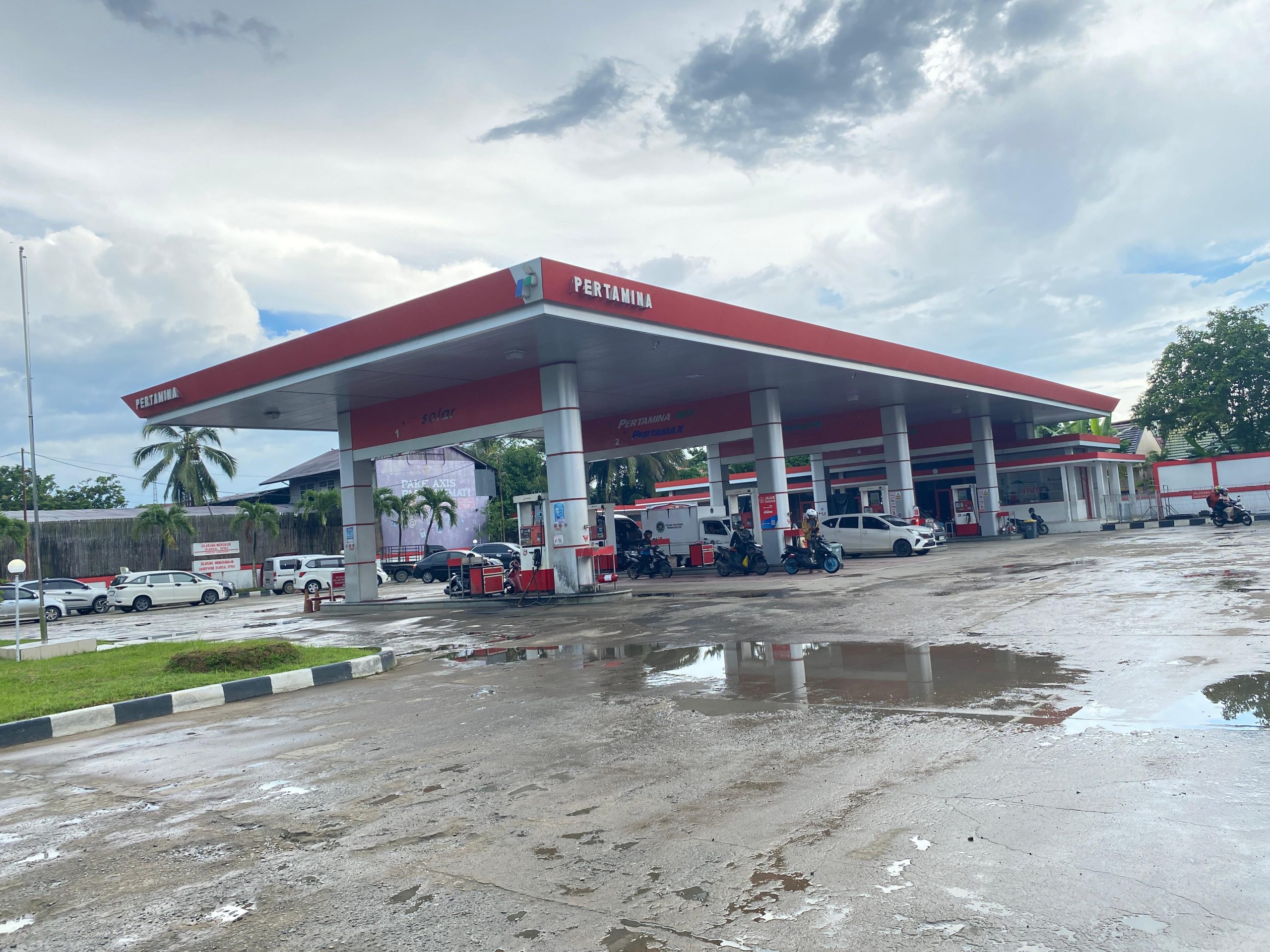 SPBU di Jalan Walter Monginsidi, Kelurahan Timbau, Kecamatan Tenggarong. (Irvan/dutakaltimnews.com)