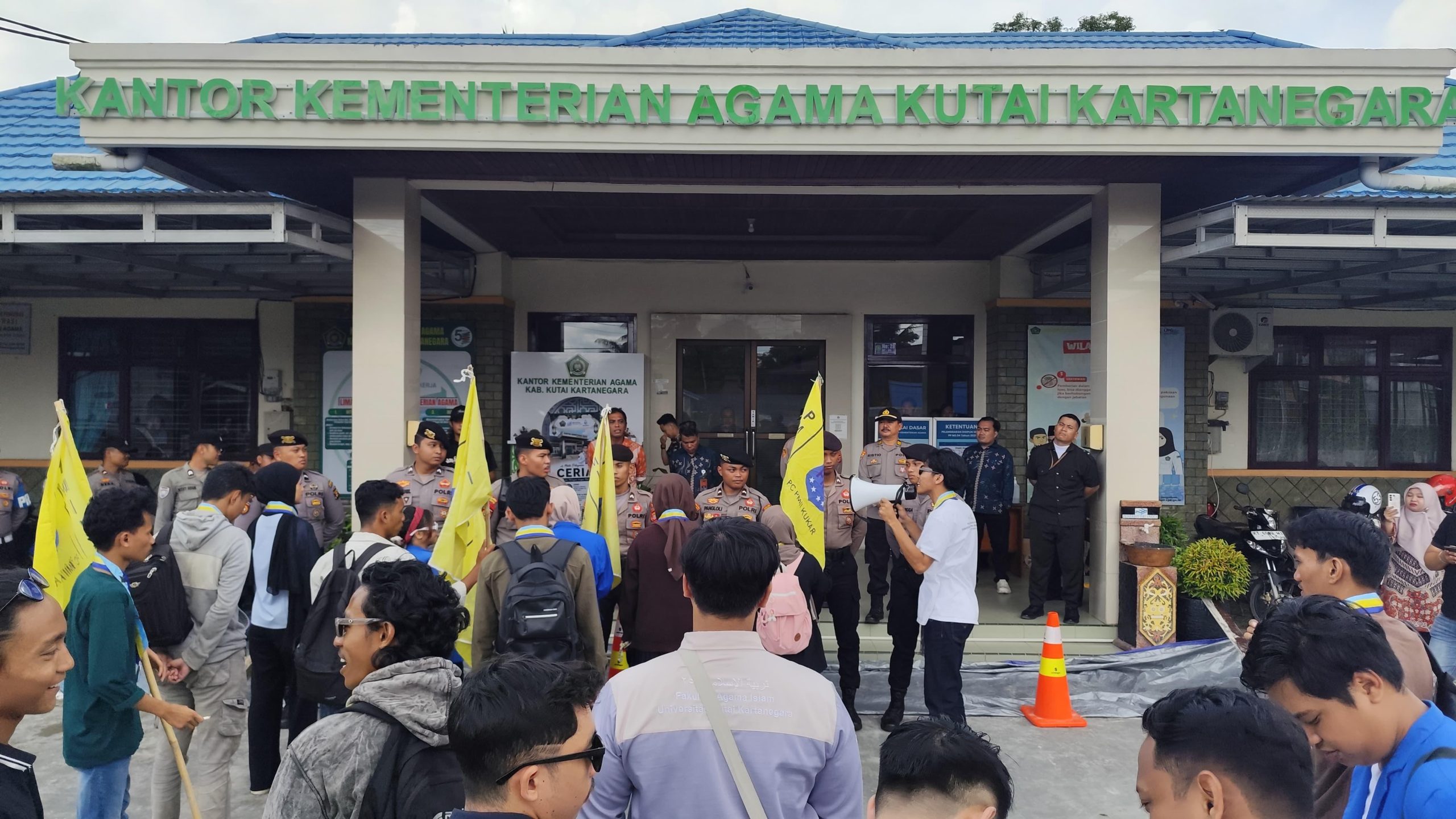 Aksi Demo PMII Kukar di Kantor Kemenag Kukar (Irvan dutakaltimnews.com)