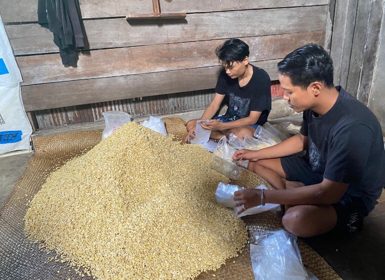 Kenaikan harga kedelai dan plastik yang terjadi dalam beberapa bulan terakhir mulai dirasakan para pelaku usaha tempe di Kabupaten Kutai Kartanegara (Kukar)