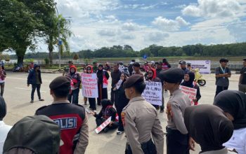 Demo di DPRD Kukar, TRC PPA Kaltim Desak Penutupan Permanen Ponpes di Tenggarong Seberang 5 TRC PPA Kalimantan Timur melakukan Aksi Demonstrasi di Depan Kantor DPRD Kukar, Menuntut Ponpes Tenggarong Sebrang di Tutup Permanen. (Irvan/dutakaltimnews.com)