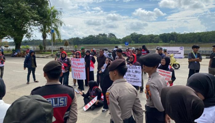Demo di DPRD Kukar, TRC PPA Kaltim Desak Penutupan Permanen Ponpes di Tenggarong Seberang