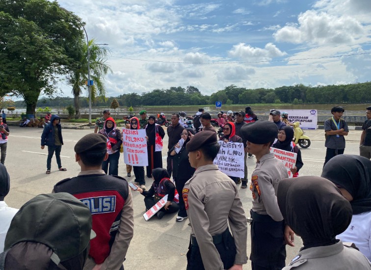 TRC PPA Kalimantan Timur melakukan Aksi Demonstrasi di Depan Kantor DPRD Kukar, Menuntut Ponpes Tenggarong Sebrang di Tutup Permanen. (Irvan/dutakaltimnews.com)