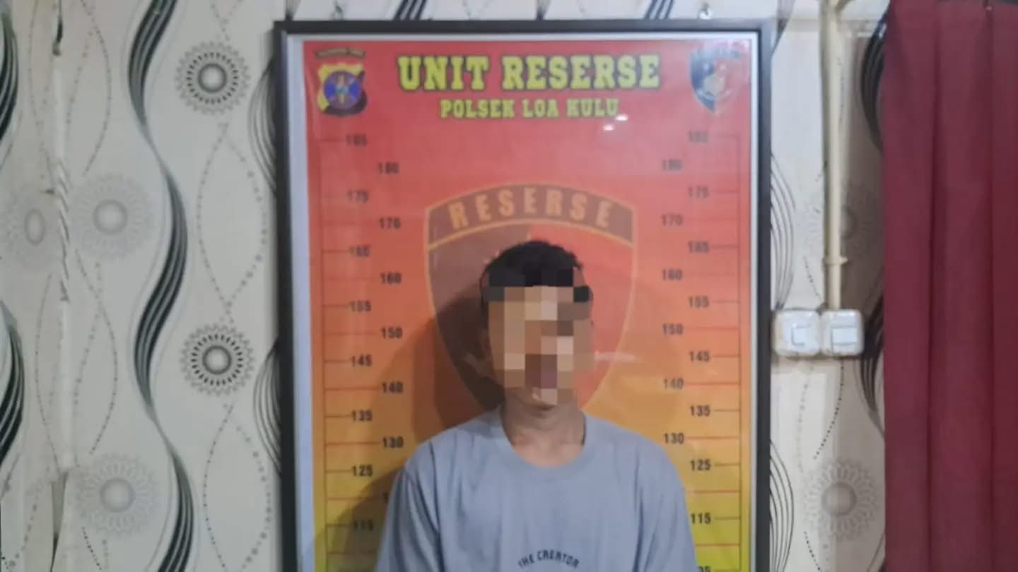 Pelaku Saat di Amankan Petugas Kepolisian. (Dok. Polsek Loa Kulu)