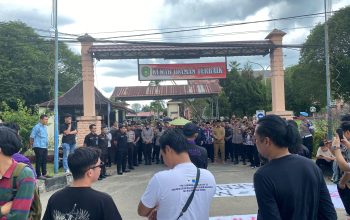 BEM Unikarta Yang Tergabung Dalam Aliansi Rakyat Kukar Melakukan Aksi Demonstrasi di Depan Kantor DPRD Kukar.(Irvan/dutakaltimnews.com)