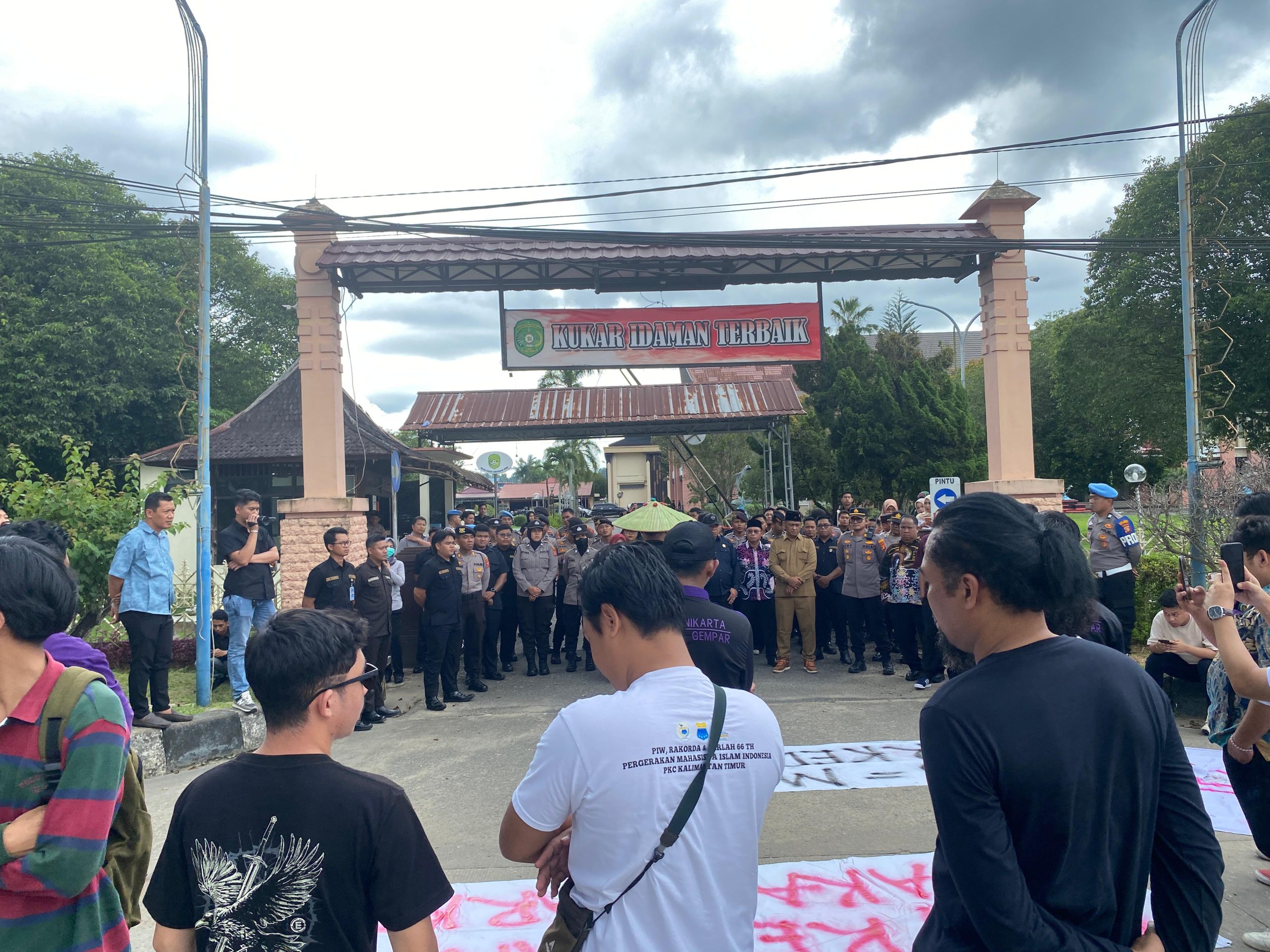 BEM Unikarta Yang Tergabung Dalam Aliansi Rakyat Kukar Melakukan Aksi Demonstrasi di Depan Kantor DPRD Kukar.(Irvan/dutakaltimnews.com)