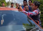 Balita Terkunci di Dalam Mobil, Damkar Kukar Bergerak Cepat Lakukan Evakuasi 10 Petugas berupaya membuka pintu mobil yang terkunci. (Dok. Disdamkarmatan Kukar)