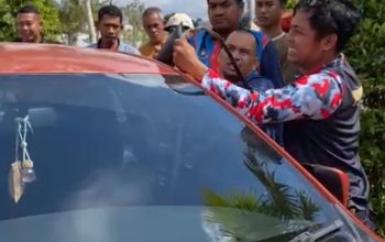 Balita Terkunci di Dalam Mobil, Damkar Kukar Bergerak Cepat Lakukan Evakuasi 4 Petugas berupaya membuka pintu mobil yang terkunci. (Dok. Disdamkarmatan Kukar)