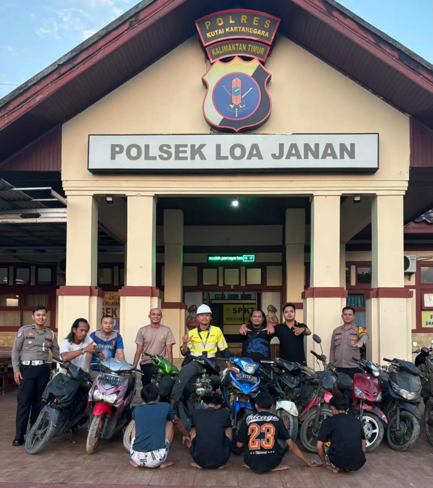 Pelaku dan Barang Bukti Saat di Amankan Petugas. (Dok. Polsek Loa Janan)