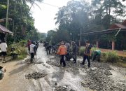 Suasana Gotong Royong Memperbaiki Jalan Yang Rusak. (Dok. Polsek Loa Kulu)
