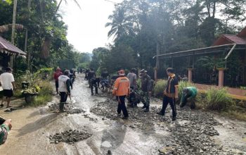 Suasana Gotong Royong Memperbaiki Jalan Yang Rusak. (Dok. Polsek Loa Kulu)