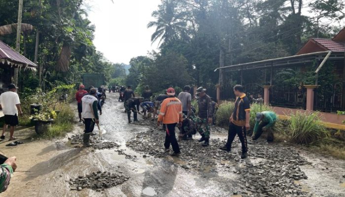 Polsek Loa Kulu Gandeng Warga dan PT MHU Perbaiki Jalan Penghubung Lima Desa