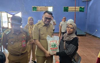 Bupati Kukar Salurkan Bantuan Permakanan untuk Ratusan Warga Rentan di Loa Kulu 5 Bupati Kukar Salurkan Bantuan Permakanan di Balai Pertemuan Umum (BPU) Desa Rempanga, Kecamatan Loa Kulu. (Irvan/dutakaltimnews.com)
