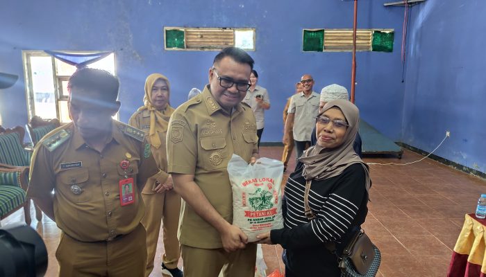 Bupati Kukar Salurkan Bantuan Permakanan untuk Ratusan Warga Rentan di Loa Kulu