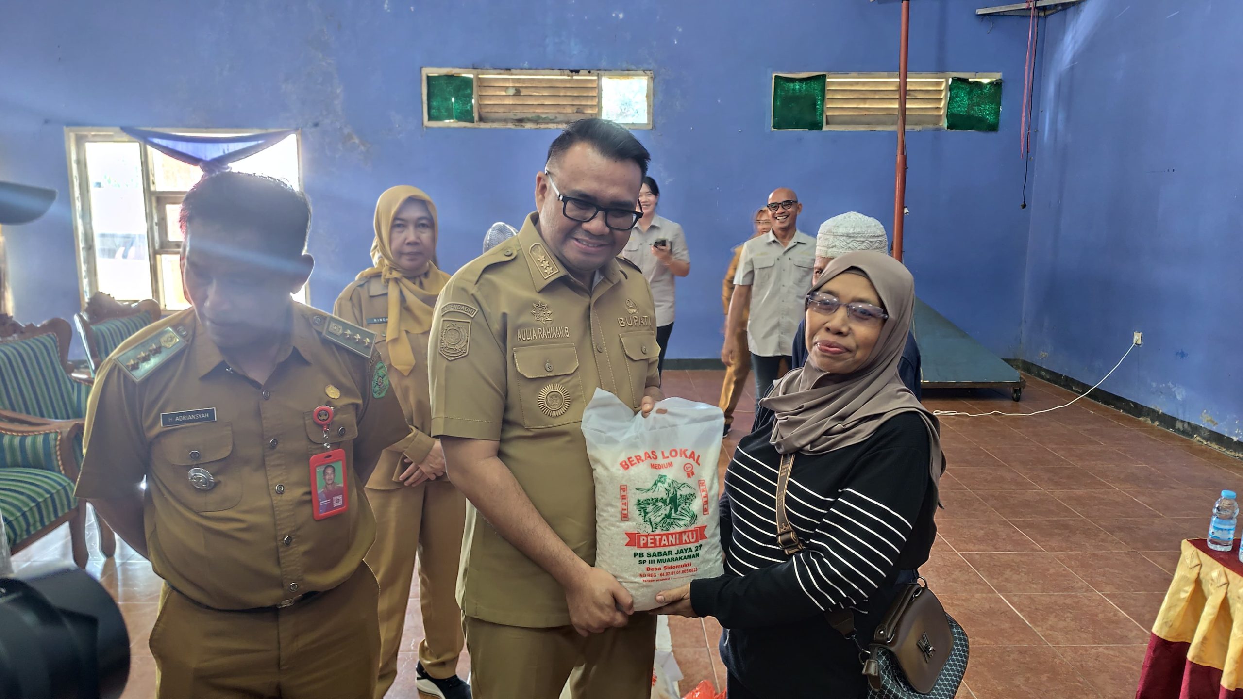 Bupati Kukar Salurkan Bantuan Permakanan di Balai Pertemuan Umum (BPU) Desa Rempanga, Kecamatan Loa Kulu. (Irvan/dutakaltimnews.com)