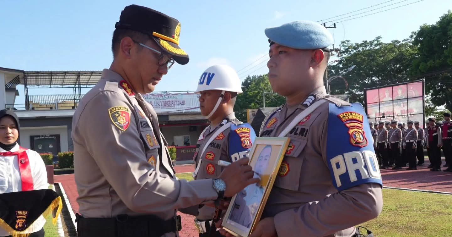 Prosesi Pemberhentian Tidak Dengan Hormat terhadap anggota Polri yang terbukti melakukan tindak pidana penipuan dan judi online. (Dok. Polres Kukar)