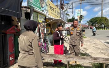 Satpol PP Kukar Tertibkan Badut Pengamen di Simpang Unikarta, Kostum Disita 3 Penertib Badut Oleh Petugas Satpol PP Kukar di kawasan lampu merah Simpang Unikarta, Kelurahan Melayu, Kecamatan Tenggarong. (Dok. Satpol PP Kukar)