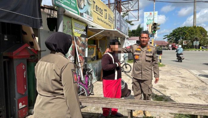 Satpol PP Kukar Tertibkan Badut Pengamen di Simpang Unikarta, Kostum Disita