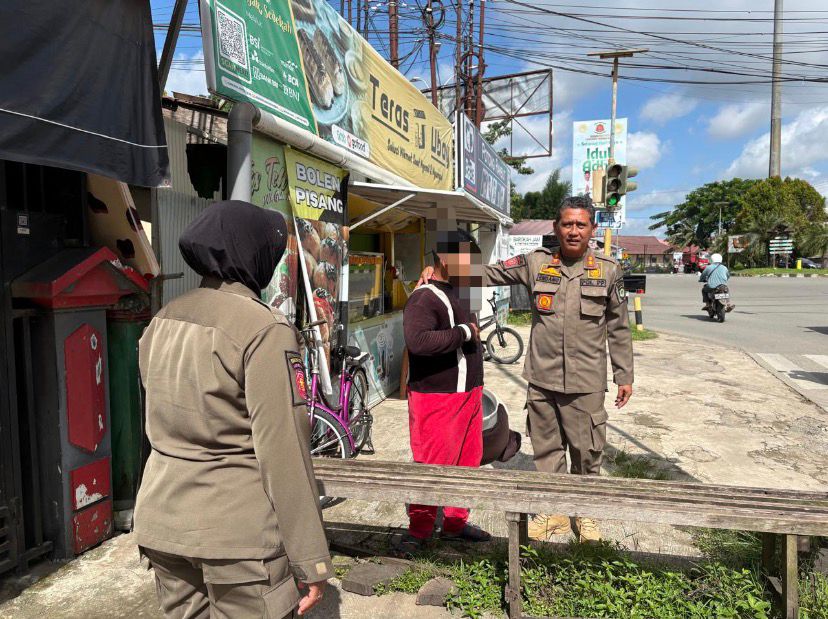 Penertib Badut Oleh Petugas Satpol PP Kukar di kawasan lampu merah Simpang Unikarta, Kelurahan Melayu, Kecamatan Tenggarong. (Dok. Satpol PP Kukar)