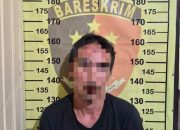 Pelaku Saat di Amankan Petugas Kepolisian.(Irvan/dutakaltimnews.com)