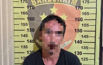 Pelaku Saat di Amankan Petugas Kepolisian.(Irvan/dutakaltimnews.com)