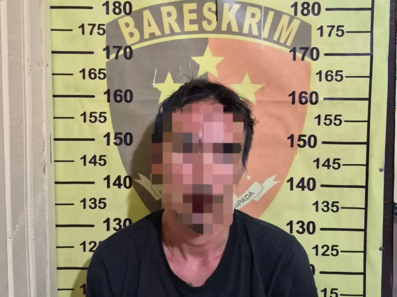 Pelaku Saat di Amankan Petugas Kepolisian.(Irvan/dutakaltimnews.com)