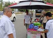 Petugas Satpol PP Kukar memberikan surat teguran kepada pedagang kaki lima di kawasan Jalan Kartanegara dan Monumen Barat, Tenggarong. (Dok. satpol PP Kukar)