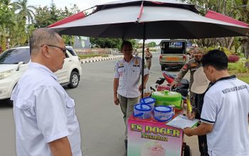Petugas Satpol PP Kukar memberikan surat teguran kepada pedagang kaki lima di kawasan Jalan Kartanegara dan Monumen Barat, Tenggarong. (Dok. satpol PP Kukar)