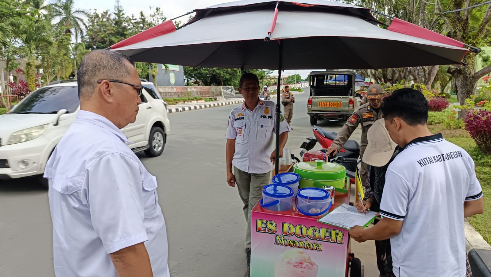 Petugas Satpol PP Kukar memberikan surat teguran kepada pedagang kaki lima di kawasan Jalan Kartanegara dan Monumen Barat, Tenggarong. (Dok. satpol PP Kukar)