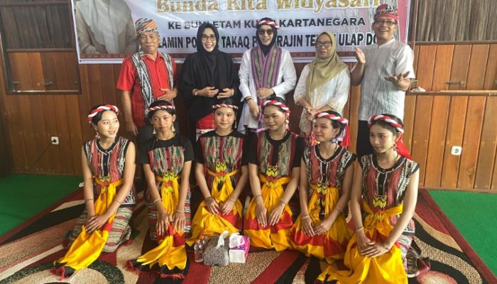 Diterima Sebagai Keluarga Suku Dayak Benua, Rita Widyasari Raih Nama Adat “Ringeng Ayaakng”