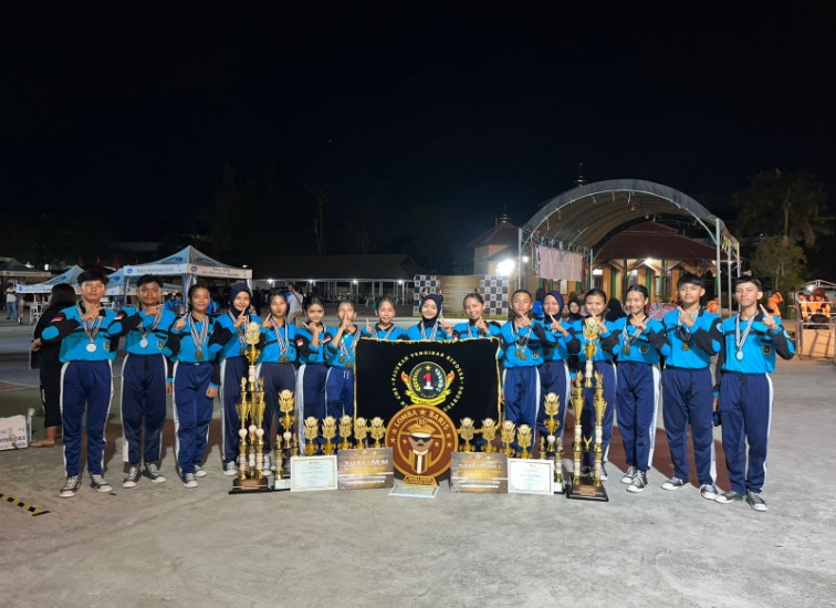 Tim Paskibra SMPN 1 Tenggarong berfoto bersama usai meraih Juara Umum pada Kompetisi Garda 55 Vol. 20 di SMA Negeri 5 Samarinda. (Dok. SMPN 1 Tenggarong)
