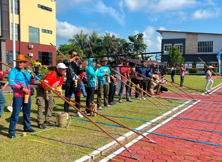 Turnamen olahraga tradisional sumpit Dalam Rangka Memperingati HUT Bhayangkara ke-80. (Irvan/dutakaltimnews.com)