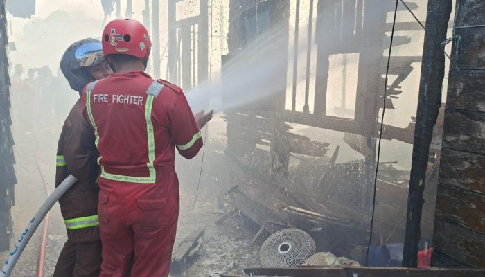 Api Melalap Permukiman di Loa Janan Ilir, 12 Bangunan Hangus Terbakar