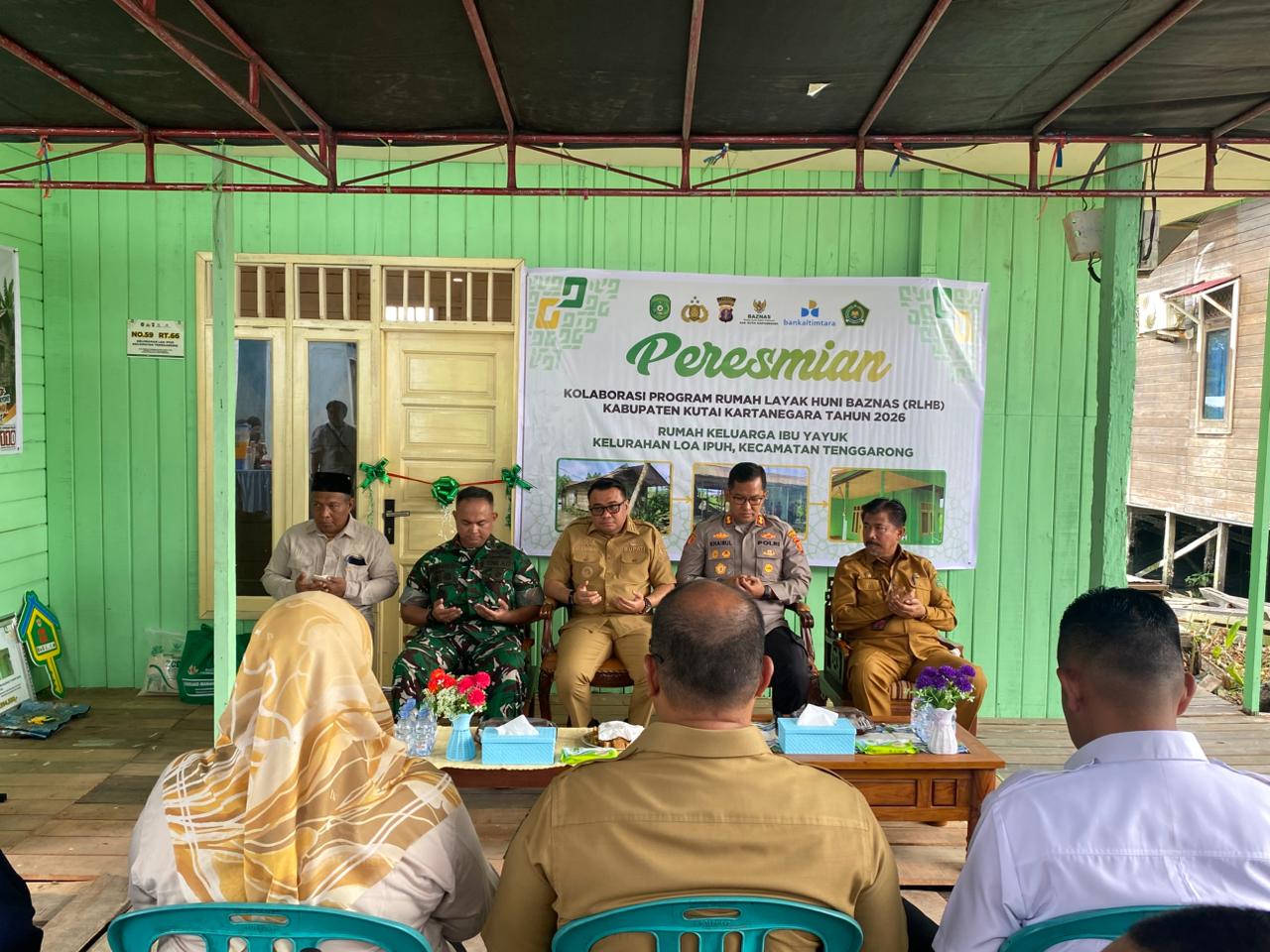 Peresmian dan Peninjauan Rumah Layak Huni Kolaborasi Polres Kutai Kartanegara bersama BAZNAS Kukar kepada Penerima Manfaat Ibu Yayuk ( Warga Ekonomi Rentan ) dalam Rangka Hari Bhayangkara ke-80 bertempat di Gang Bubuhan Blok C Kel. Loa Ipuh, Gunung Belah, Tenggarong. (Irvan/dutakaltimnews.com)