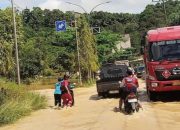 Banjir di Jalan Poros Jalur Dua Tenggarong-Samarinda di KM 8 RT 05 Desa Bukit Raya, Kecamatan Tenggarong Seberang. (Dok. Disdamkarmatan Kukar)