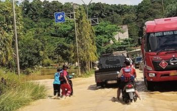 Banjir di Jalan Poros Jalur Dua Tenggarong-Samarinda di KM 8 RT 05 Desa Bukit Raya, Kecamatan Tenggarong Seberang. (Dok. Disdamkarmatan Kukar)