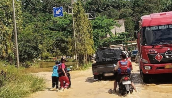 Banjir Rendam KM 8 Bukit Raya, Mobilitas Pengguna Jalan Sempat Terganggu