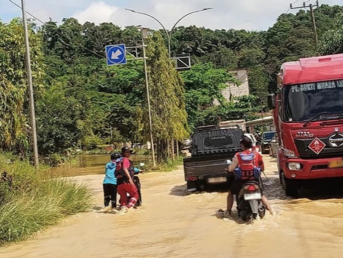 Banjir di Jalan Poros Jalur Dua Tenggarong-Samarinda di KM 8 RT 05 Desa Bukit Raya, Kecamatan Tenggarong Seberang. (Dok. Disdamkarmatan Kukar)