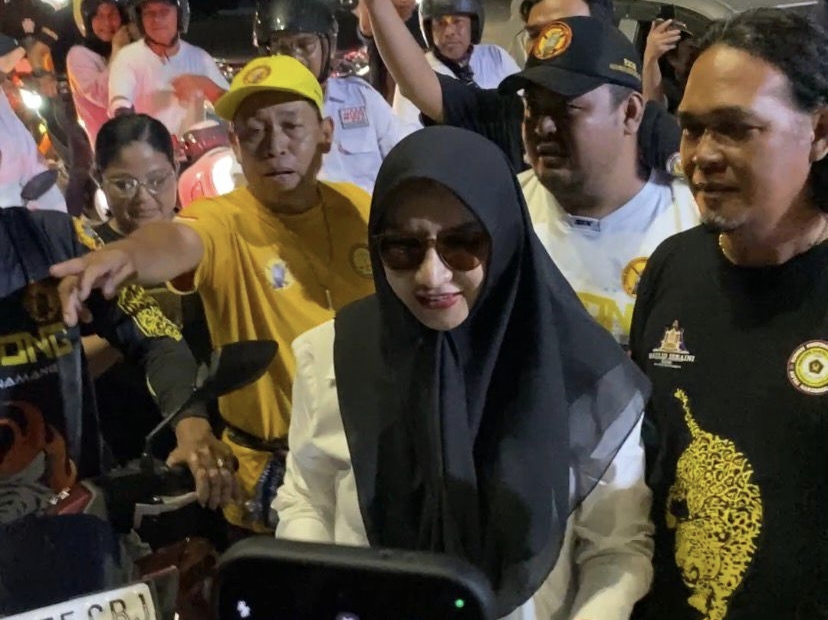Suasana Kepulangan Mantan Bupati Kukar Rita Widyasari Yang di Sambut Olah Masyarakat di Bundaran Tuha Himba Tenggarong. (Irvan/dutakaltimnews.com)