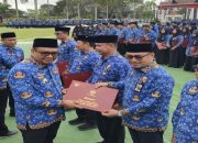 Satyalancana Karya Satya Jadi Pemacu Semangat, Heriansyah Ajak ASN Kukar Tingkatkan Dedikasi 9 Kadisdikbud Kukar Heriansyah saat menerima Satyalancana Karya Satya di halaman kantor bupati Kukar, (and/dutakaltimnews.com)