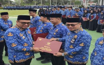 Satyalancana Karya Satya Jadi Pemacu Semangat, Heriansyah Ajak ASN Kukar Tingkatkan Dedikasi 3 Kadisdikbud Kukar Heriansyah saat menerima Satyalancana Karya Satya di halaman kantor bupati Kukar, (and/dutakaltimnews.com)
